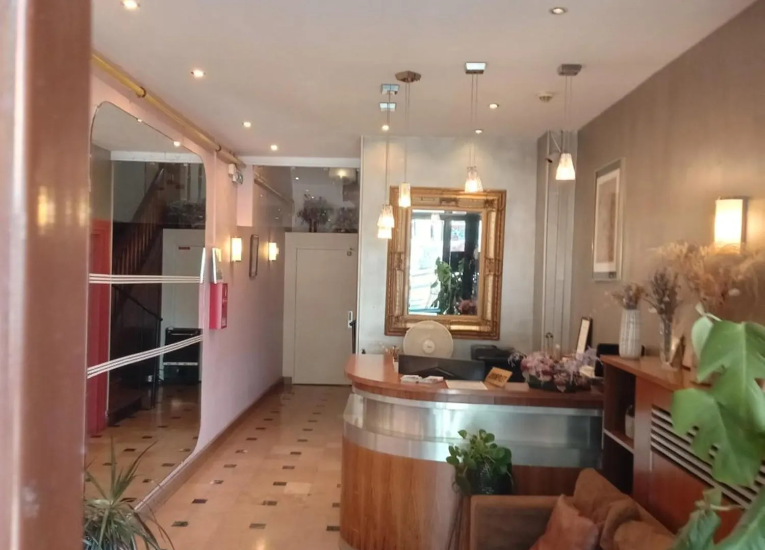 פריז Hotel Modern Est