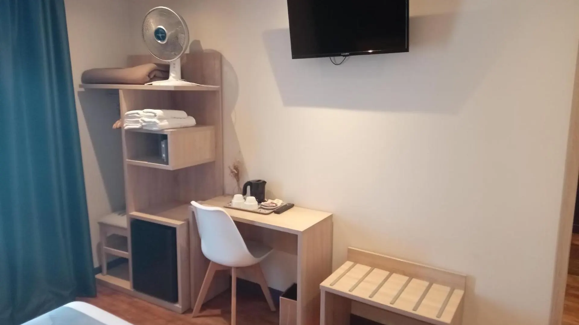 פריז Hotel Modern Est 2*,  צרפת