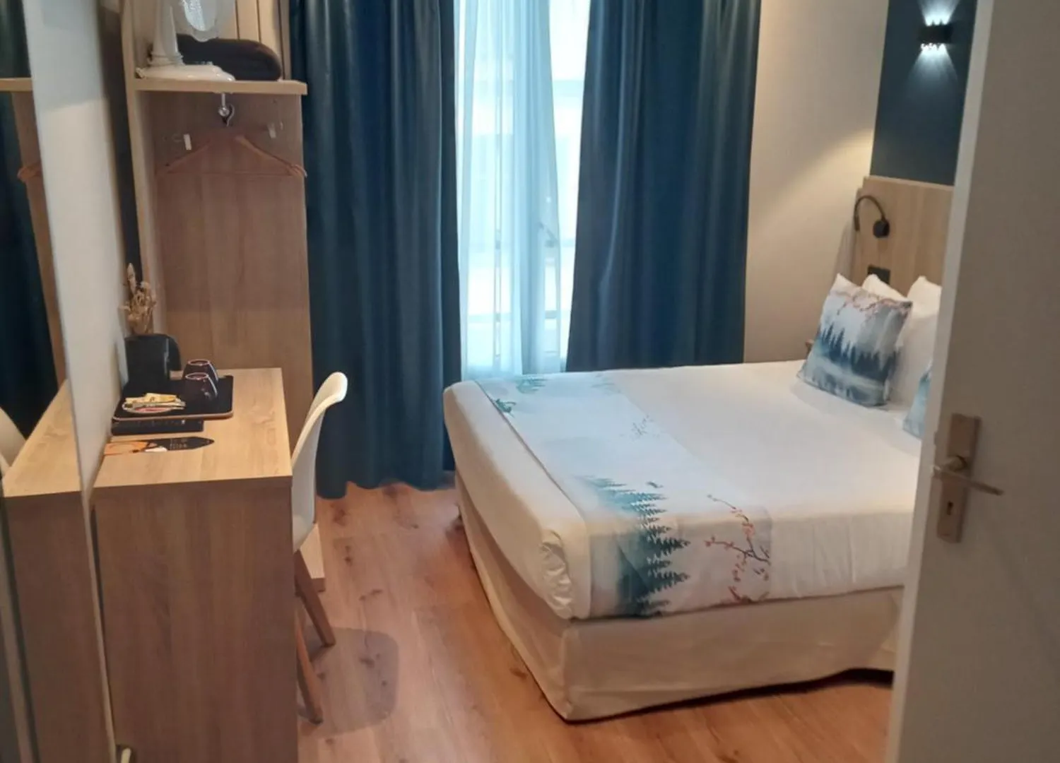 פריז Hotel Modern Est