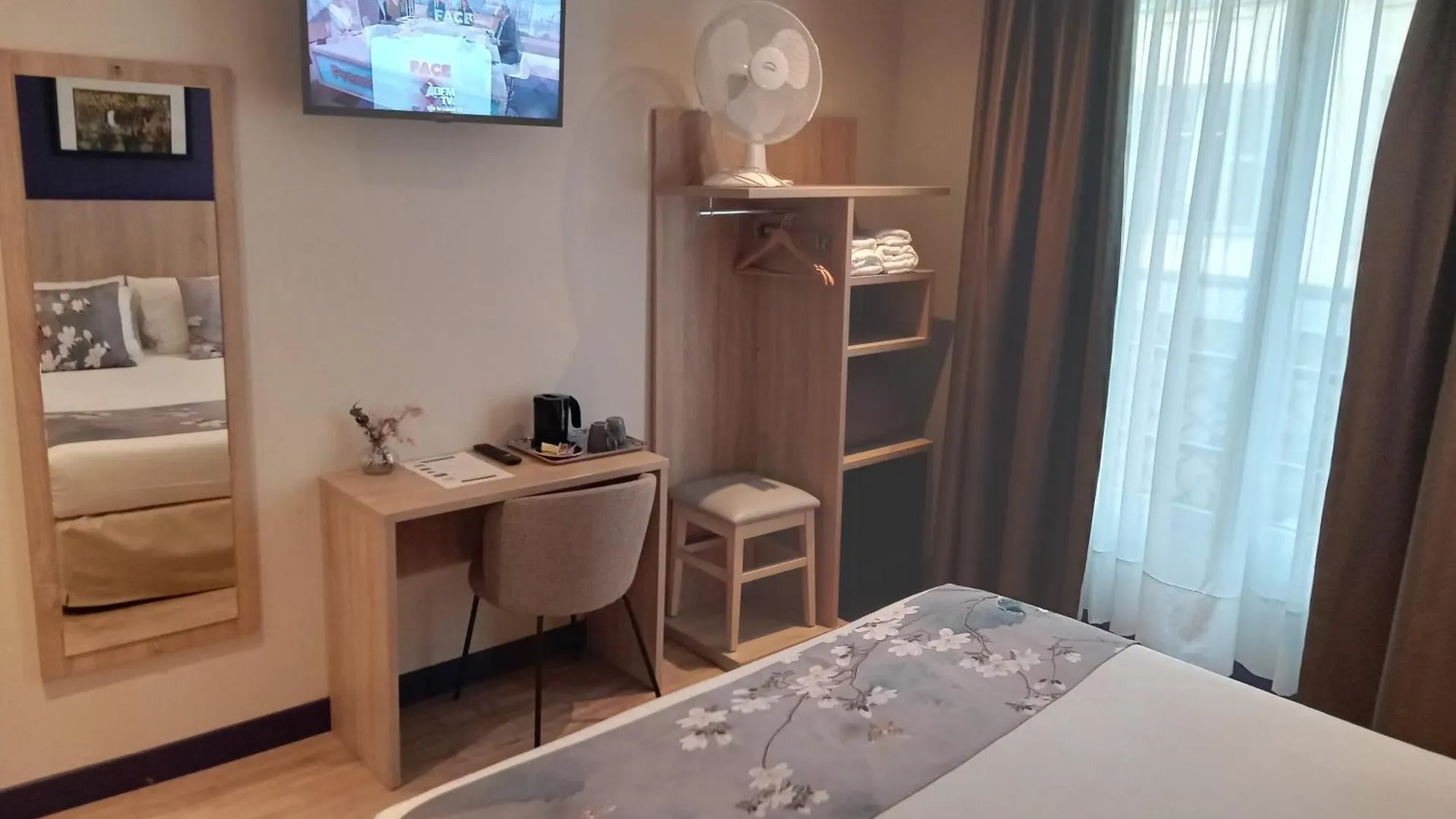 פריז Hotel Modern Est