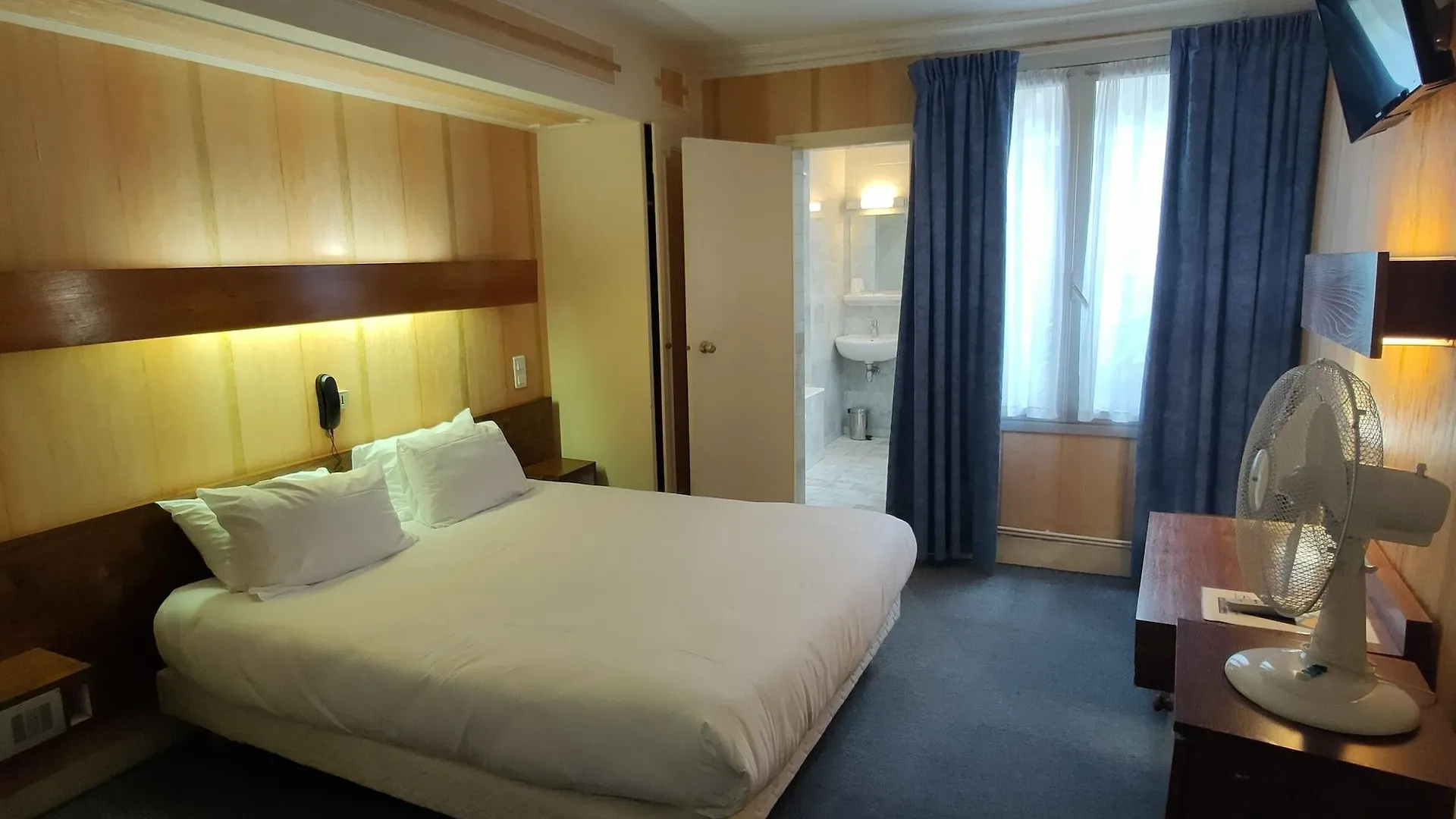 **  Hotel Modern Est Paris France